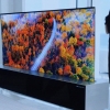 LG компани хуйлагддаг 65 инчийн телевизээ танилцууллаа
