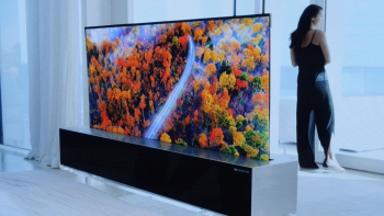 LG компани хуйлагддаг 65 инчийн телевизээ танилцууллаа