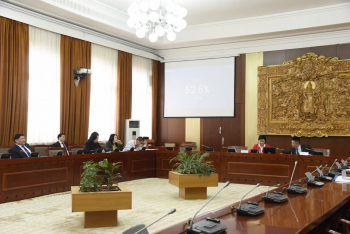 Олон хүүхэд төрүүлсэн эхчүүдийн тэтгэврийг дундаж тэтгэврийн хэмжээнд хүргэж нэмэгдүүлэх төслийг дэмжив