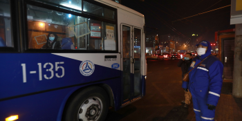 Автобусны хяналтын ажилтан өдөр бүр автобусанд хяналт тавьж байна