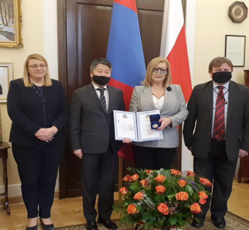 Польш улсын Сеймийн дэд маршал М.Гошевскад Ерөнхийлөгчийн зарлигаар олгосон “Алтан гадас” одонг гардуулж өгөв