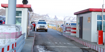 24 цагийн хугацаанд товчоодоор 324 тээврийн хэрэгсэл нэвтэрчээ