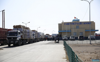 Гашуунсухайт боомтоор 96 тээврийн хэрэгсэл нэвтэрчээ