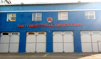 Нийтийн тээврийн автобус болон амины хоёр байшин шатжээ